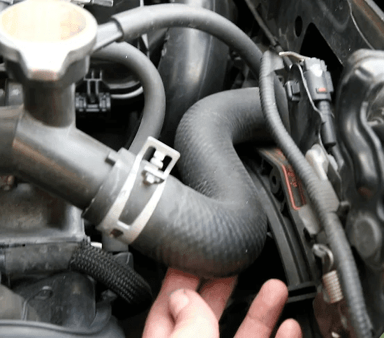 v4-728px-Replace-a-Leaking-Radiator-Hose-Step-1.jpg